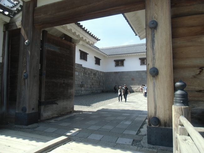 高麗門から中を窺う。