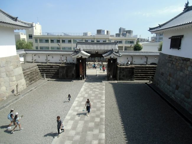 城内の逆方向（多聞櫓内）から高麗門を見下ろす。