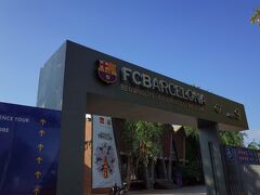 大きな目的とは・・・

はい、ここです！
FCバルセロナの本拠地、カンプ・ノウスタジアム！！

サッカーにはまるで興味ない友達に、試合は諦めるけどスタジアムだけは行かせてくれって頼みました(笑)