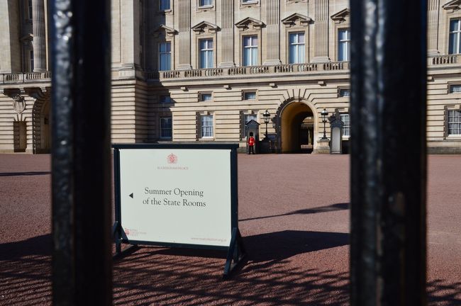 翌朝、荷物をまとめてホテルに預けペンザンス行きの夜行列車に乗るまでロンドン観光。<br />まずは前回の旅行の際に行きそびれたバッキンガム宮殿へ。９時前。人はほとんどいない。