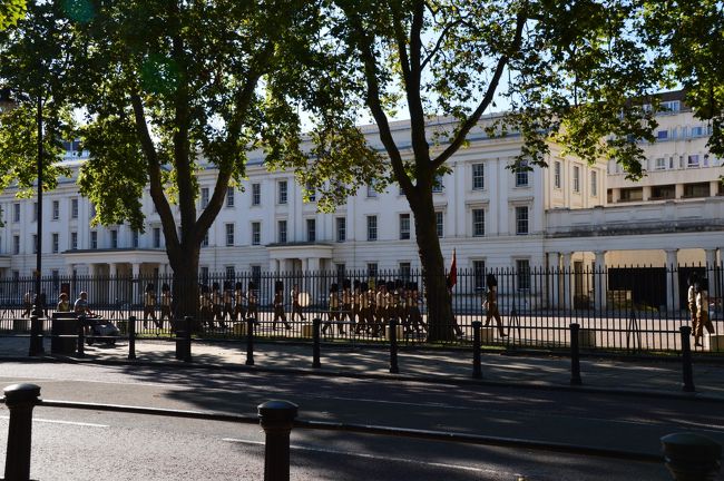 オープンするまでの間、ぶらぶらしてると近くでなにやら太鼓の音が。<br />衛兵交代のようなことをしているの？