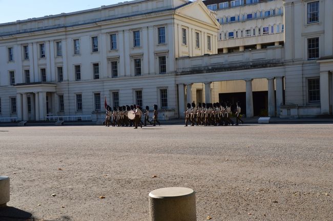近づいて柵越しにみるとやはりそうだった。ここはウエリントン兵舎。帽子が黒い。