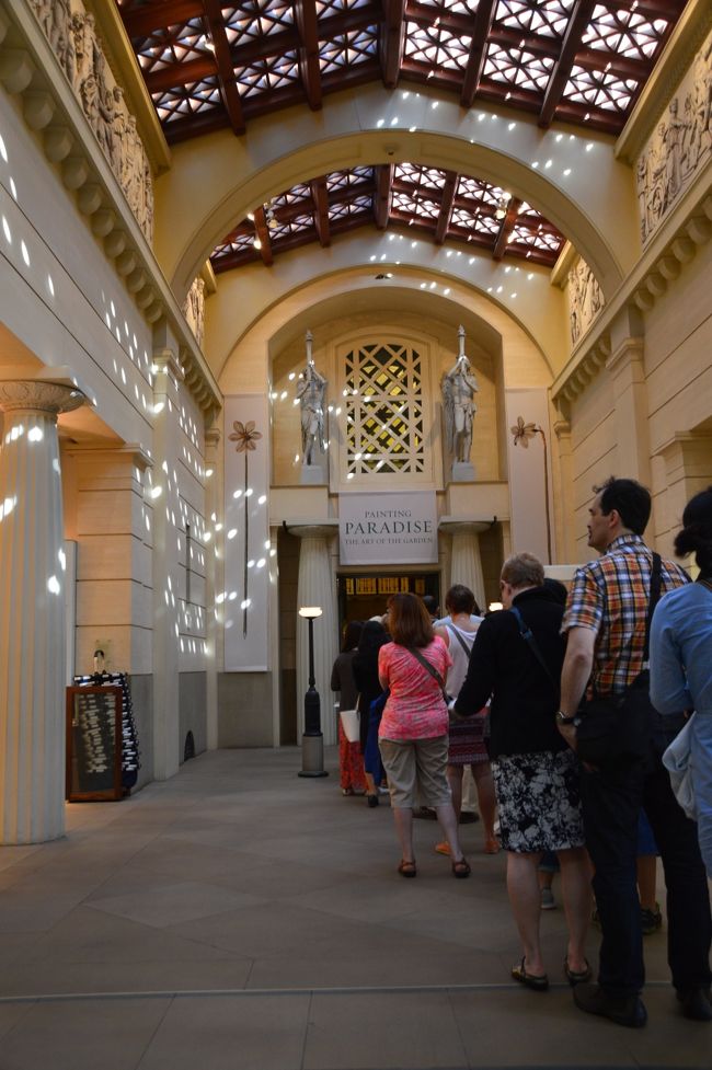 最初にバッキンガム宮殿のクイーンズ・ギャラリーへ。チケットはネットで取り、日本に郵送。バッキンガム宮殿など入れて全部で６０００円。高い！。