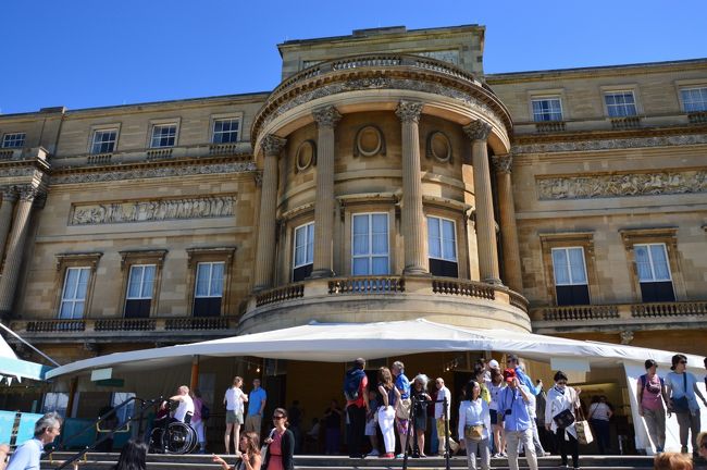 気を取り直して宮殿内を見て回る。中は写真禁止。やはり歴史を感じさせられる。<br />最後に出たところから写真を１枚撮る。