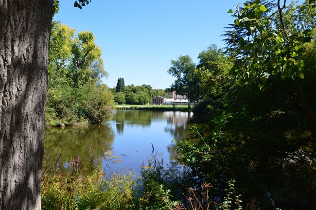 その周りの庭バッキンガム・パレス・ガーデンをぐるりと回って出口へ。