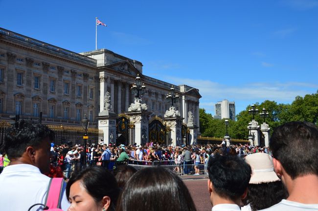 そろそろ衛兵交代の時間だし、正面へ。しかし本番の衛兵交代はこのような人混みで全く見ることができなかった。でも、練習をじっくり見たからラッキー。