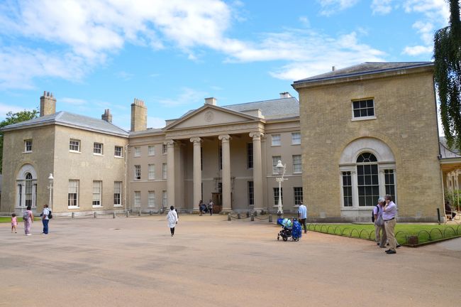 ハムステッド・ヒースという公園の北部に位置する。入館料無料。