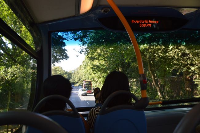 帰りはバスで。ダブルデッカーに乗る。当然２階に上がって見る。確かに景色が違って見える。