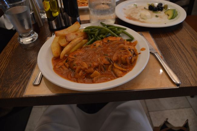 夕食はパディントン駅近くのイタリアレストラン。また大きなお肉を食べた。味は普通。この後、ペンザンス行きの夜行列車に乗った。