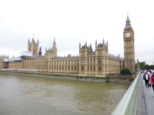 これは最終日のロンドン。<br />ペンザンスから夜行列車に乗って再びロンドンに朝６時前に到着。空港に行くまでの休憩・荷物整理とシャワーのため、駅近くのB＆B（ロイヤルノーフォーク）へ。すごく狭い部屋と汚いシャワー室だけしかなかったが１６０００円もした。高い。<br />荷物を置いて、出かける。ここはビッグベン。