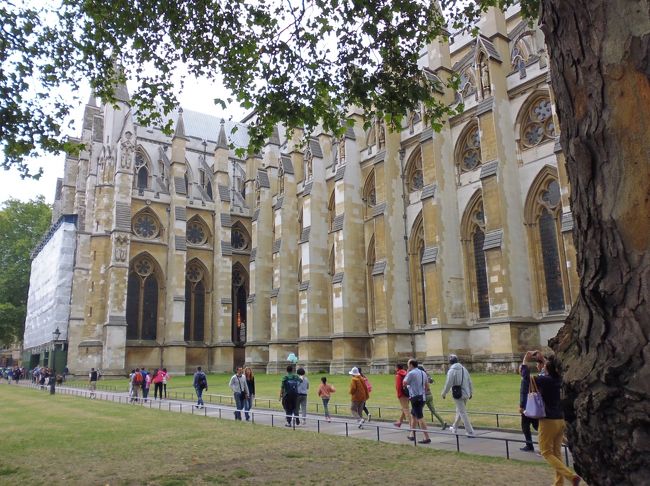 前回、行けなかったウエストミンスター寺院へ行く。もう来ることはないだろうし、一度は見ておかなくては。しかし、前に比べて中国人観光客の多いこと。圧倒される。