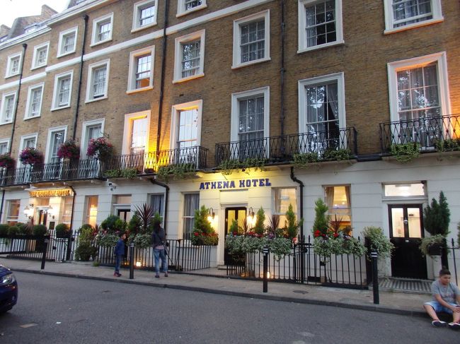 湖水地方からユーストン駅に戻り、そこからタクシーに乗ってパディントン駅近くのアテナホテルへ。<br />これもB＆B。小さな古びたビジネスホテルみたいだが、一泊２４０００円もした。ロンドン、高い！スーツケースを広げるスペースもない。
