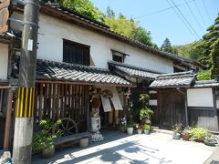 八坂神社の参道から北に150mほど町道を戻ると向井酒造．
創業250年の造り酒屋で杜氏は女性だそうだ．