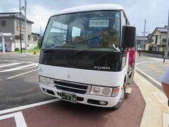 台風18号上陸に伴い、大糸線・南小谷駅（みなみおたり）〜糸魚川駅間［JR西日本管轄］は前日に運転見合わせを決めたようで、代行バスが用意されていました。

代行バスは、ほぼ列車のダイヤ通りに走り、約3分遅れで糸魚川駅に着きました。

