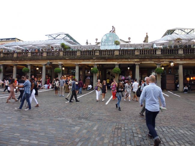 コベントガーデン。賑やか。一度来たところなのでちょっと懐かしい。しかし年をとったせいか、賑やかすぎて疲れる。