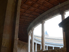 　カルロス５世の宮殿に来ました。大きさや規模からキリスト教的な作り方です。