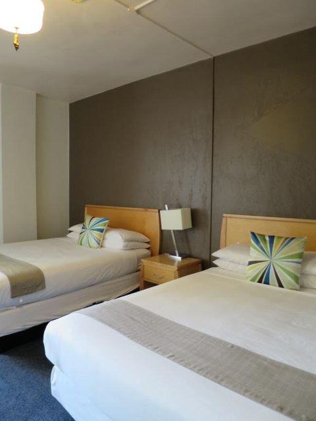 ホテルの内装はアンティークな感じで落ち着けます。<br />ベットも部屋も広い感じがしましたし、天井が割と高めなのがそう感じさせるのかなと思いました。<br />ただ、部屋の鍵とかドアの建てつけとかアンティーク過ぎるでしょ！なんて思いました。