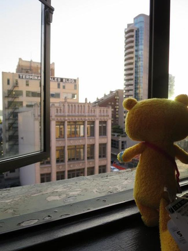 ７階からの風景。<br />遠くに海が見えました。<br />隣の古いビルとか道行く人とか工事現場とか見えました。<br /><br />今日のシアトルの気温は２７℃汗ばむ感じです。もっと涼しいか思っていたのですが。<br />午後７時ですがまだ明るいです。<br /><br />まだ明るいので、早速ですがパイクプレイスマーケットに行きます！<br />ここからスグです。<br />