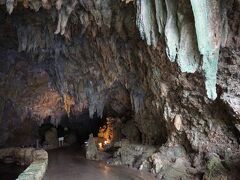 平久保崎灯台から南下していると鍾乳洞ののぼりが何本か見えた。
道路からはのぼりしか見えず、一体どんな場所なのか様子が分からない・・・。

下調べをほとんどしていなかったため、迷ったけど、折角だからと寄ってみた！
小さな売店があって、その横の看板を読んでいると、お店のおばちゃんが「1200円だよ」と、もう私たちが鍾乳洞入場する呈で言ってきた。
鍾乳洞で1200円！？高いなあと思いながらおばちゃんの押しに迷う間もなく突撃。

名前をあまり気にしていなかったけど、後で調べたら伊原間サビチ洞というよう。
石垣島は他にも鍾乳洞があったようですね。

結構中は壮大でした。蝙蝠もぱさぱさと飛んでいた。そして暗くて、無人状態。無人の鍾乳洞に沖縄風BGMが鳴り響いていて、不思議・不気味な空間(・・；)