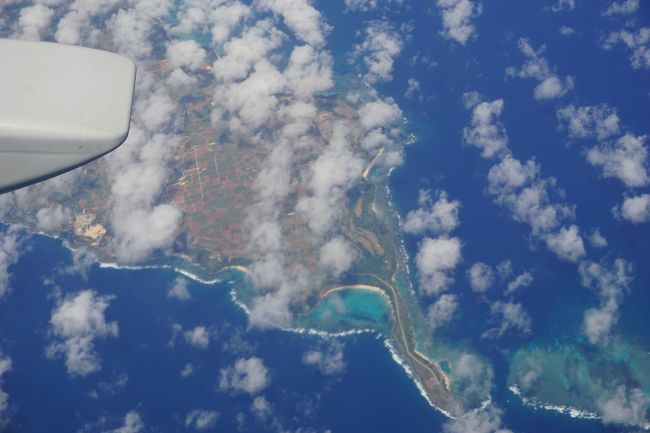 那覇空港で乗り換えて、石垣島へ。これは・・・宮古島上空？？<br />海が綺麗。