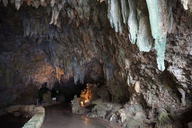 平久保崎灯台から南下していると鍾乳洞ののぼりが何本か見えた。<br />道路からはのぼりしか見えず、一体どんな場所なのか様子が分からない・・・。<br /><br />下調べをほとんどしていなかったため、迷ったけど、折角だからと寄ってみた！<br />小さな売店があって、その横の看板を読んでいると、お店のおばちゃんが「1200円だよ」と、もう私たちが鍾乳洞入場する呈で言ってきた。<br />鍾乳洞で1200円！？高いなあと思いながらおばちゃんの押しに迷う間もなく突撃。<br /><br />名前をあまり気にしていなかったけど、後で調べたら伊原間サビチ洞というよう。<br />石垣島は他にも鍾乳洞があったようですね。<br /><br />結構中は壮大でした。蝙蝠もぱさぱさと飛んでいた。そして暗くて、無人状態。無人の鍾乳洞に沖縄風BGMが鳴り響いていて、不思議・不気味な空間(・・；)
