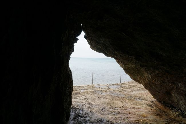 しばらく歩くと明るい部分が・・・出口だ。浜辺につながっていました！<br />海が見られると思っていなかったためテンションあがりました。<br />トンネルを抜けるとそこは海！<br />まるでプライベートビーチのよう！岩肌と植物と海との組み合わせが素敵な場所でした。<br />