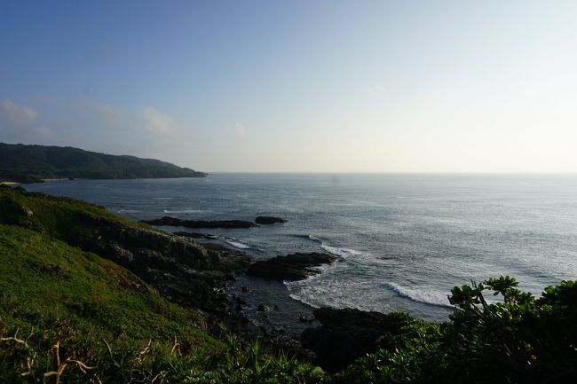 丘を散策中。丘の西側には大きな岩があって、そちらも歩けるけど結構足元はごつごつとしています。岩のてっぺんまで登っている人が居たけどどうやって行けたのだろうかw(ﾟoﾟ)w<br />