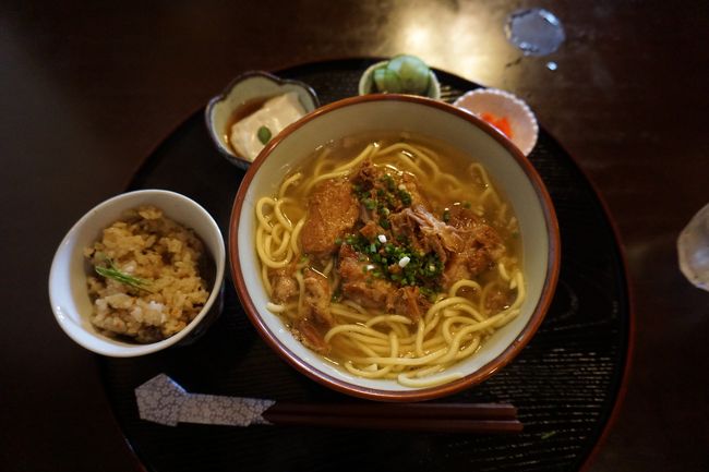 午後2時ごろ遅いお昼ご飯。<br />沖縄での初食事！<br />ソーキそば(^o^)豆腐もおいしい！沖縄の豆腐はゴマ豆腐のように濃厚で好みです☆<br />定食で1250円だったかな。