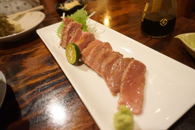 石垣牛の炙り。おいしい\(^ω^\)<br />沖縄はレモンの代わりにスダチが付くことが多いんだなあと思っていたら、どこかの場所でシークワーサーと知って納得しました。<br /><br />一日目は終了。