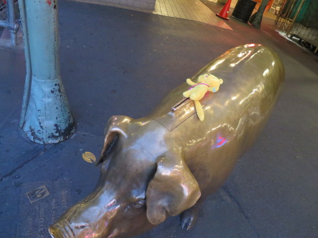 豚の貯金箱レイチェル。<br />女の子です。マーケットのマスコット的存在で、市場創設の７９周年の記念に作られたもの。本当に貯金箱でコインを入れるところがちゃんとあります。<br />少し入れました。<br /><br />どこかに兄弟がいるらしいですね？それは見つけられませんでした。残念。