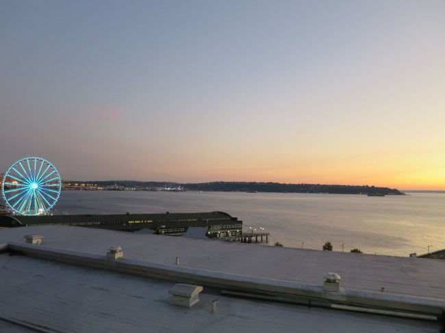 シアトル　グレート　ウィールが見えます。<br />この観覧車。乗らなかった。<br />観覧車は遠くから見るのも良いです。哀愁を感じます。