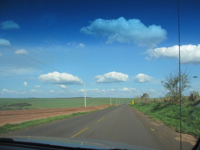 クルゼイロ・ド・オエスチからは畑の中の道を行く<br />　パラナ州の美しさが大好き<br /><br />運転は嫁さんの兄のアミーゴで、スペインに６年住んでた人<br />　僕もマドリッドは詳しいのでマドリッド談義に<br />イギリスにも２ヶ月居たとかで、１年住んでた僕と話が盛り上がる<br />　英語、スペイン語、ポルトガル語がペラペラで、中国語が少し<br /><br />こんなヤツが居るからブラジル人って面白いんだな〜