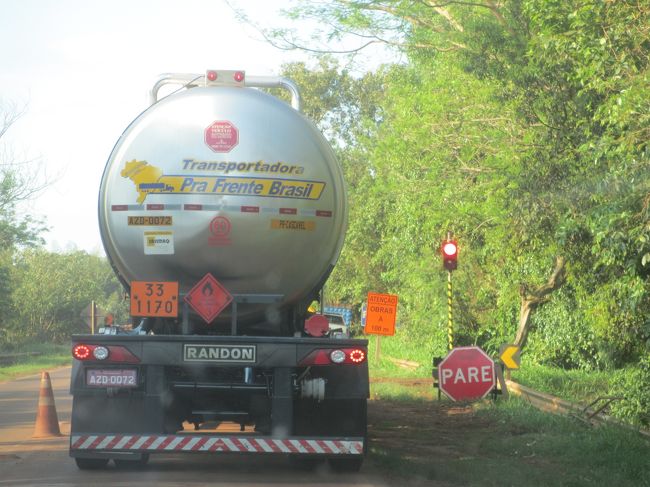 食用油運搬車が赤信号無視か？<br /><br />と思ったら、係員が行ってもいいよと言っていた