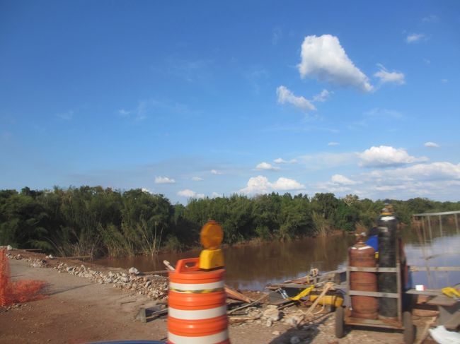 ２・３年前の洪水で流されたが、未だに工事中