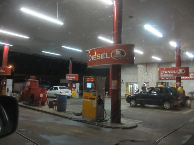 嫁さんの兄の仕事が終わると２０時を過ぎてた<br /><br />ガソリンスタンドの軽食店で軽く食べて帰途に