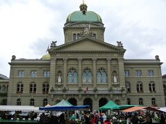 連邦議会議事堂

ベルン旧市街の中で、この建物だけルネッサンス風の特徴的な造りにでした。