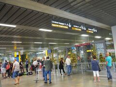 シャルルドゴールと比べると、普通の空港という感じだった。