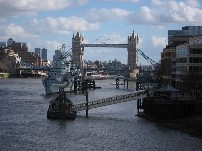 バラマーケットから歩いて、やってきたのはタワーブリッジ・・・のよく見える、ロンドンブリッジ。<br /><br />間違えたw<br />けど、タワーブリッジまでは、なかなか距離があるので、今更行くのが面倒になり<br />「近すぎると、ちゃんと見えないよ。」<br />「遠目からなら全体がバッチリ」<br />などと、自分達に言い訳しつつ、タワーブリッジは見て終了。