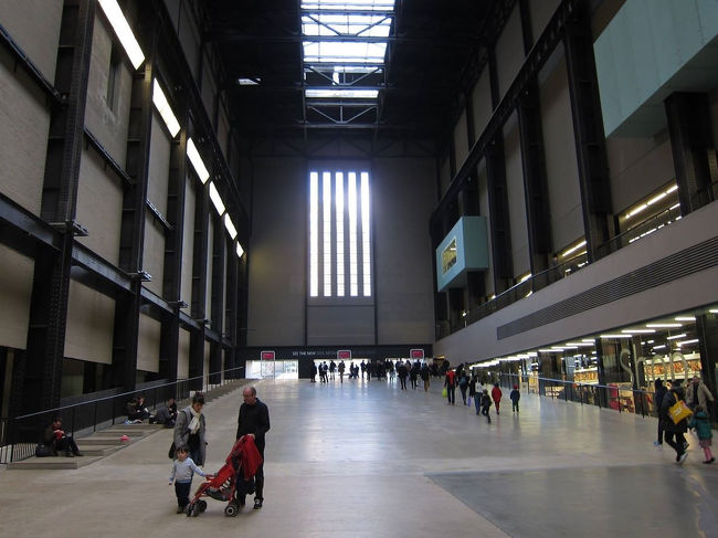 とっても広い館内。<br />無料で開放されているので、子供連れのお母さん達がいっぱい。<br /><br />子供達が広場ではしりまわってます。