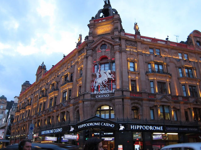 夕闇迫る街角。<br />やはり素敵。（しつこい）<br /><br />ショッピングしながら、どうしても行きたい場所、ナショナルギャラリーを目指します。<br /><br />地図を片手にうろうろ。