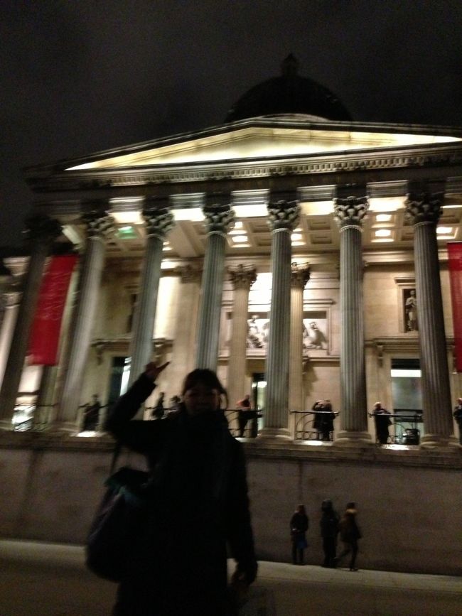 はいっ！<br />という訳で、今度こそやってきました<br />ナショナルギャラリー（本物！）です。<br /><br />偽物の方で大分テンション使い切ってしまったのもあるし、歩き回った疲れと、相変わらずの胃腸の不具合でゲッソリ。<br /><br />無理していこー！！がんばろー！！