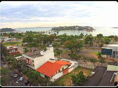 そのホテルの部屋の窓から見える....この目の前にある湾に浮かぶ........謎の島.....。

怪しい〜！