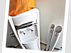 ところで、この水タンクはブラジルのどこにでもあります。まぁ....海外ではこれは普通の光景です。

ただ、ブラジルが一歩踏み込んでいるのでは......この水タンクの横にある.....この車のマフラーっぽいもの....。

これもブラジルでは日常の光景です.....。