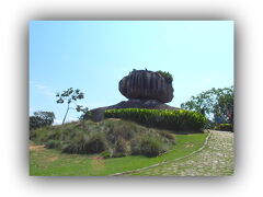 さて、この街の中央にある大きな公園の中に......ヴィトーリアの象徴（シンボル）と思われるものが、佇んでいます....。