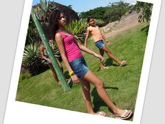 公園内で女の子たちが、我々、日本人が珍しいらしく......恥ずかしそうに....ちいさい声で.....「こんにちわ」....とか言って寄ってきます....。