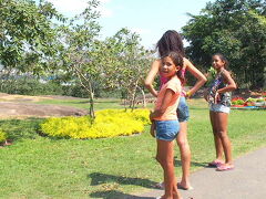 で、こちらが我々が振り向くと......お姉さんは恥ずかしそうに....あっち向いちゃいます......かわぃぃ。

