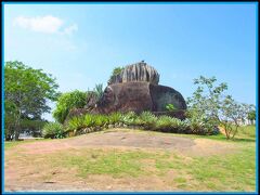 ポツねん......とある一枚の岩.....。