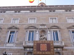 その向かいにあるカタルーニャ州庁。
こちらはスペイン国旗・カタルーニャ州旗のふたつですね。
よく見ると警備員さんの制服も違うんですって！