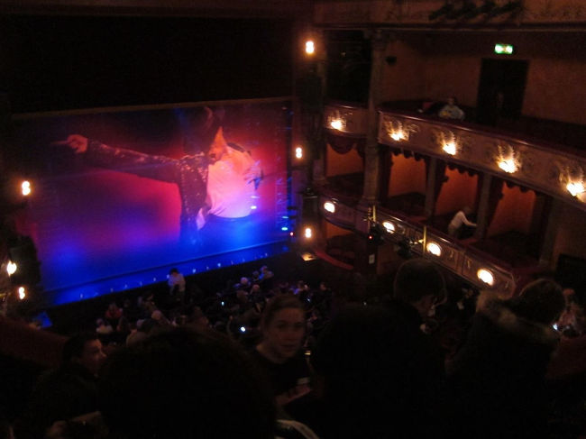 当日購入した割には良い席。<br />マイケルモノマネ軍団（声のみ）のショーといった感じだけど、やはりマイケルの楽曲が良いので楽しい！！<br /><br />見た目もマイケルそっくりの演者さんが出てくると、会場大盛り上がり。<br />隣の席の女の子達熱狂。<br />マイケーール！！！オーマイガー！！みたいなテンション。<br /><br />やっぱりノリが違うなと実感