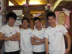 バンコクに立ち寄り、
ミャンマー周遊旅行の疲れを取り除きます。
今回は、力強い男性陣にお願いしましょう。

その後、帰国・・・